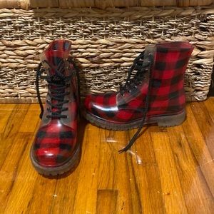 Dirty laundry plaid jelly boots